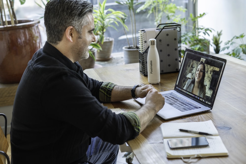 Persona en videoconsulta de psiquiatría adulto